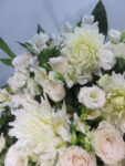 大輪のお花で純白のコーンスタンド゙花