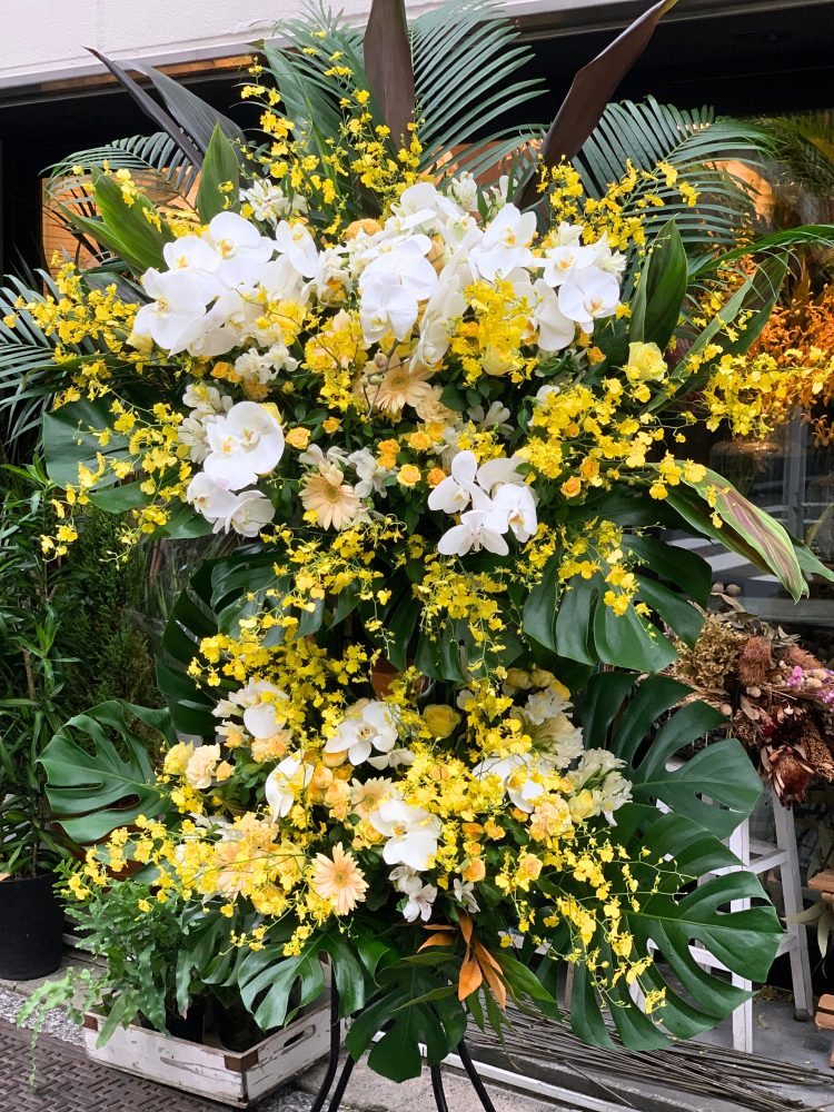 胡蝶蘭を使ったイエロー系スタンド花　2段
