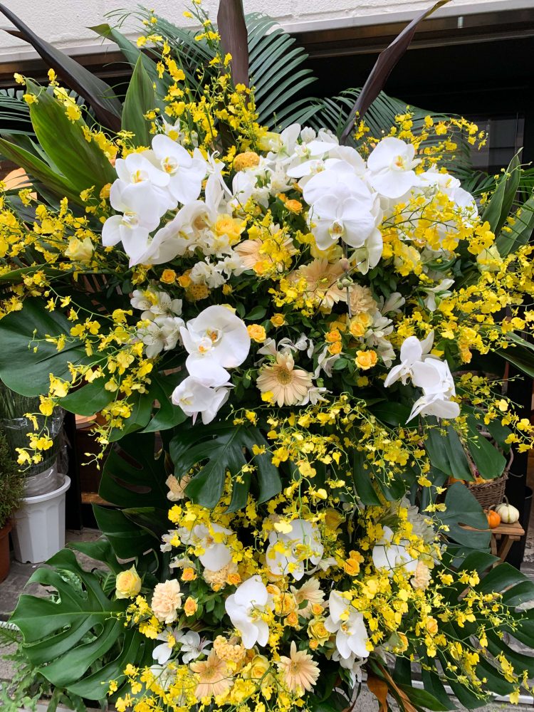 胡蝶蘭を使ったイエロー系スタンド花　2段