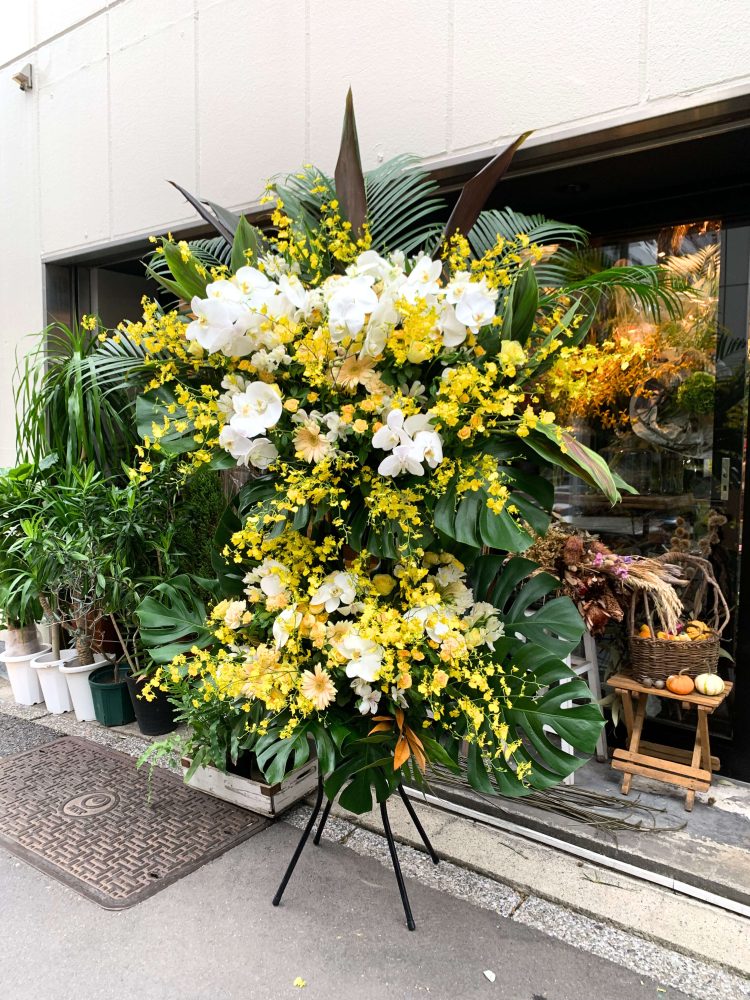 胡蝶蘭を使ったイエロー系スタンド花　2段