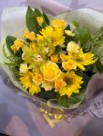 大輪の花を使ったイエローブーケ