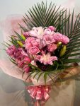 バラとユリの華やかなピンク系花束