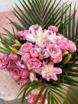 バラとユリの華やかなピンク系花束